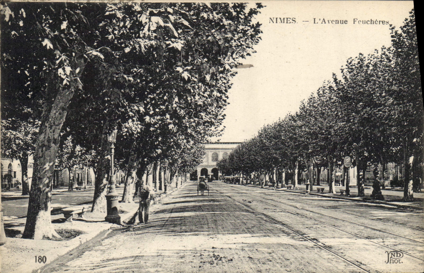 CPA Nimes L'Avenue Feucheres 