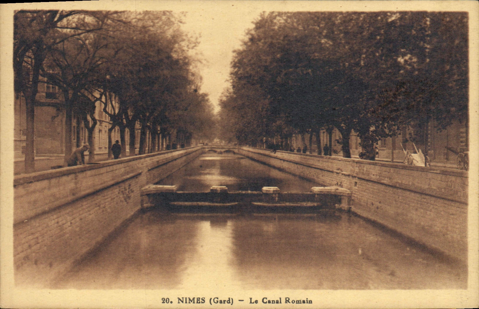 CPA Nimes Gard Le Canal Romain 