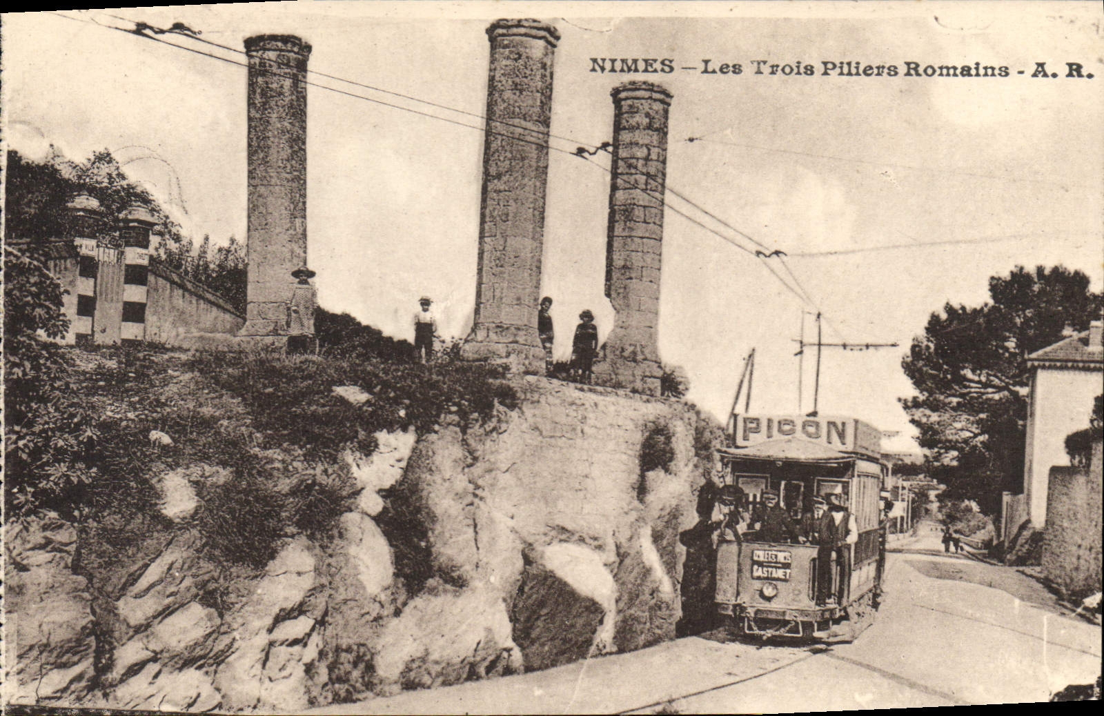 CPA Nimes Les Trois Piliers Romains Tramway