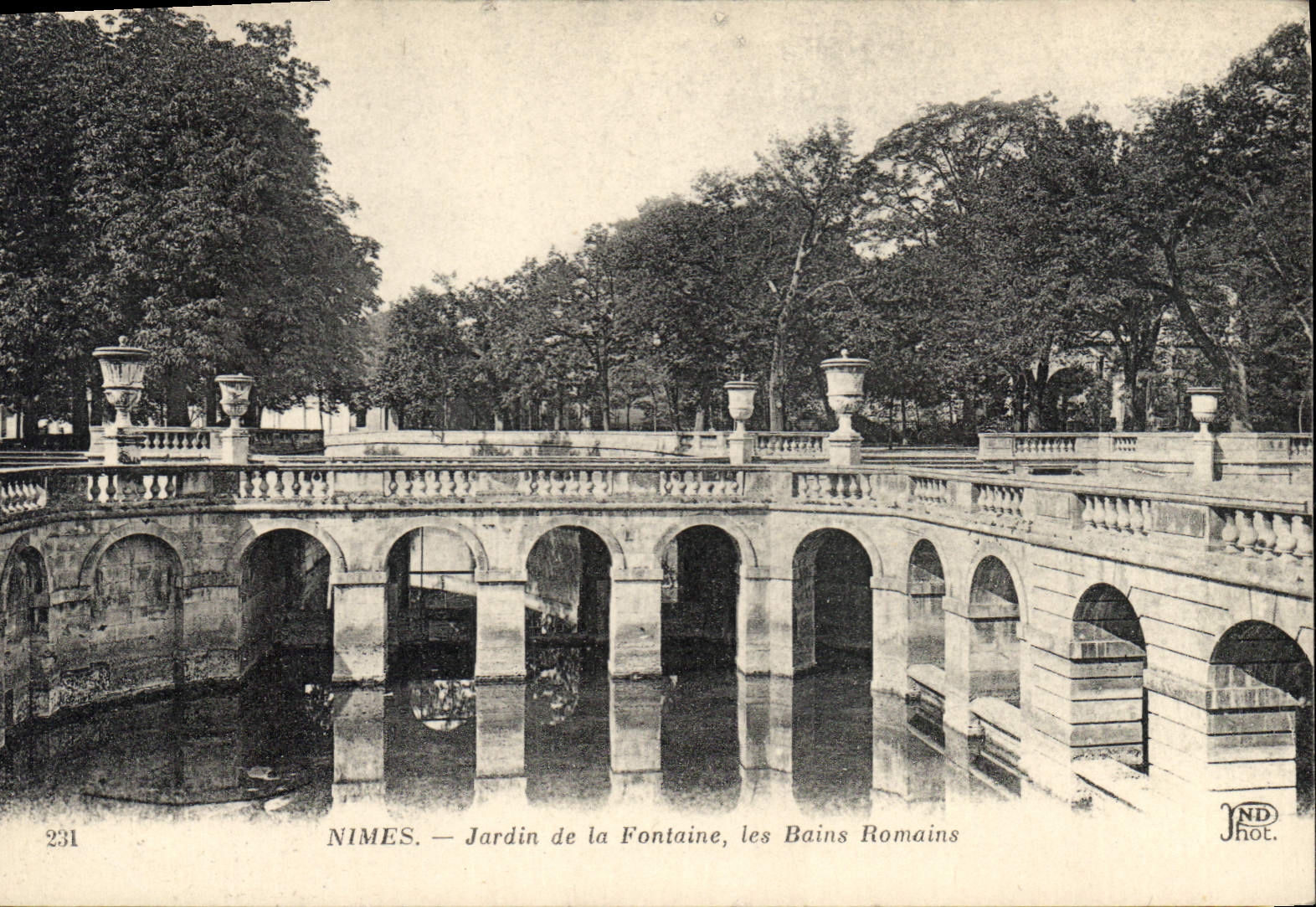 CPA Nimes Jardin de la Fontaine les Bains Romains 