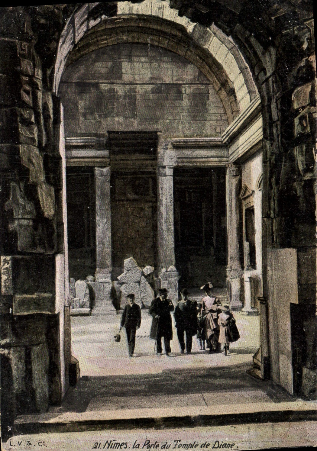 CPA Nimes La Porte de Temple de Diane 