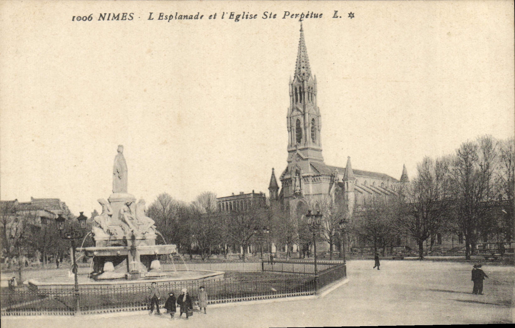 CPA Nimes L'Esplanade et l'Eglise Ste Perpetue 