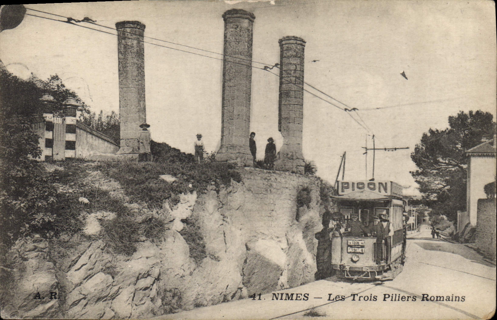 CPA Nimes Les Trois Piliers Romains Tramway