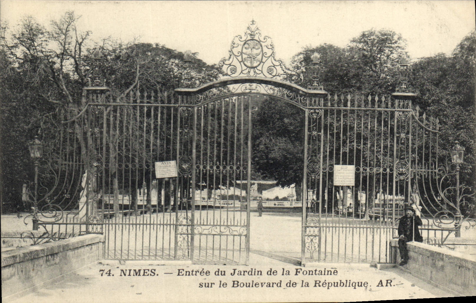 CPA Nimes Entree du Jardin de la Fontaine sur le Boulevard de ls Republique 