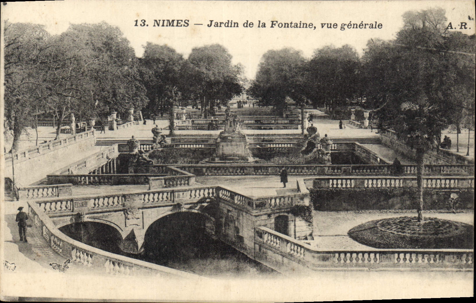 CPA Nimes Jardin de la Fontaine vue generale