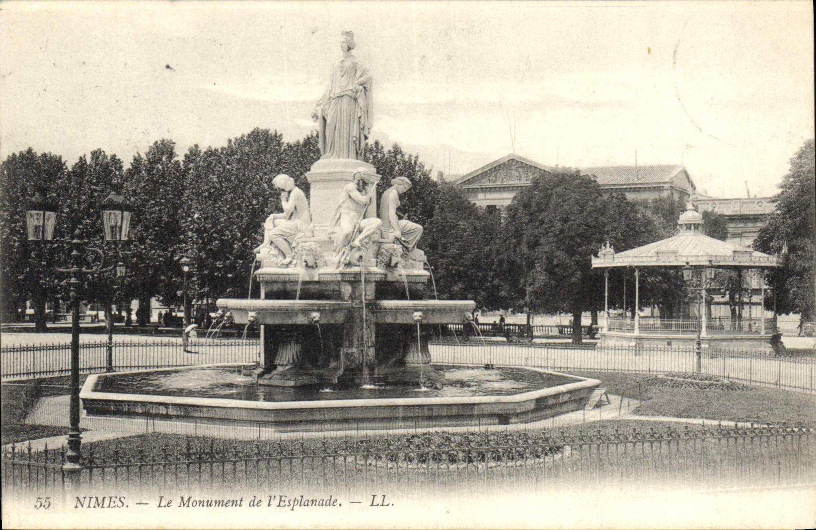 CPA Nimes Le Monument de l'Esplanade 