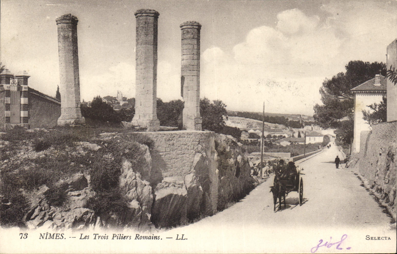 CPA Nimes Les Trois Piliers Romains 