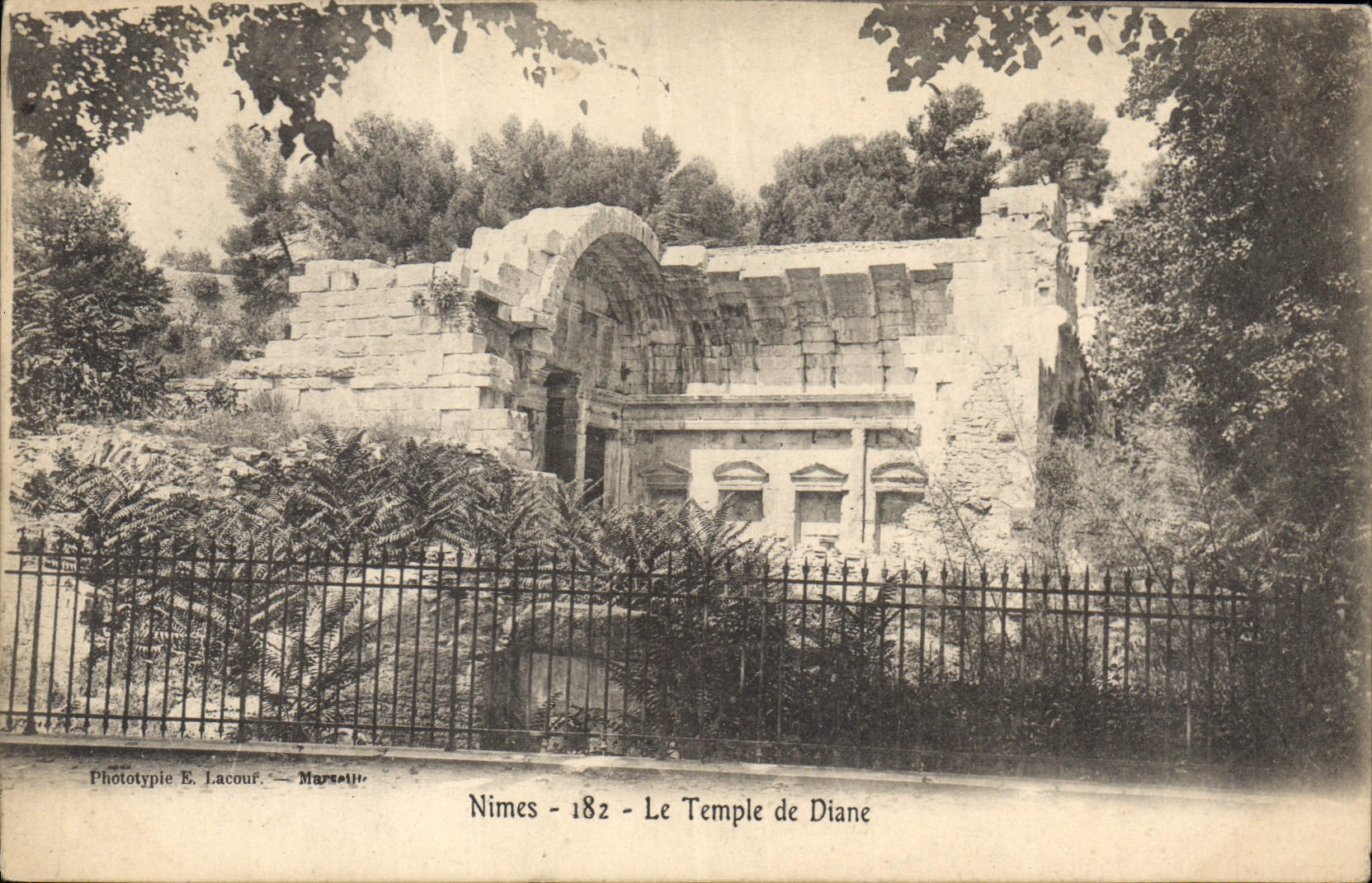 CPA Nimes Le Temple de Diane 
