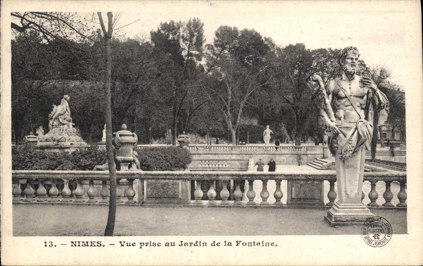 CPA Nimes Vue prise au Jardin de la Fontaine 