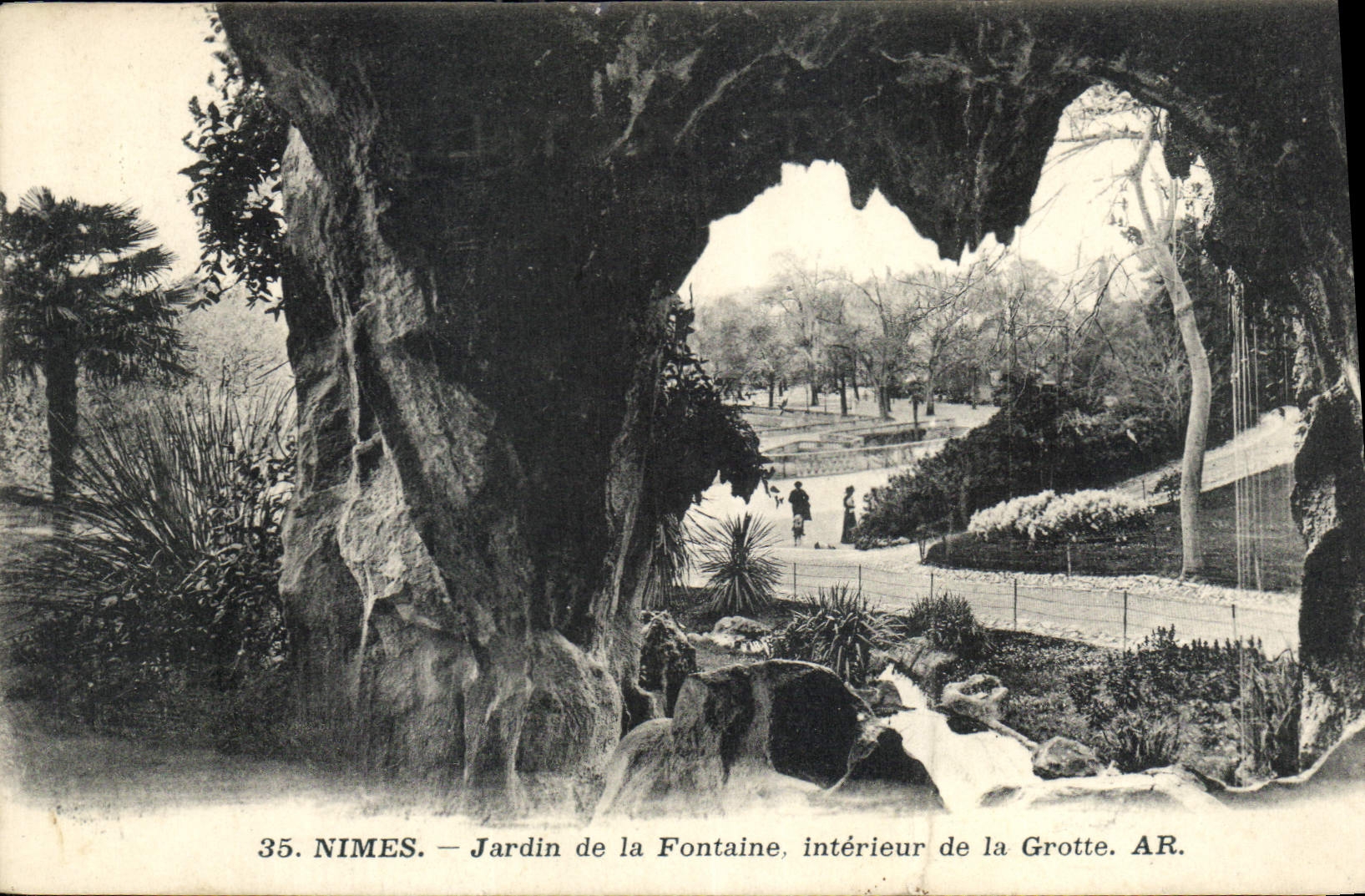 CPA Nimes Jardin de la Fontaine interieur de la Grotte 