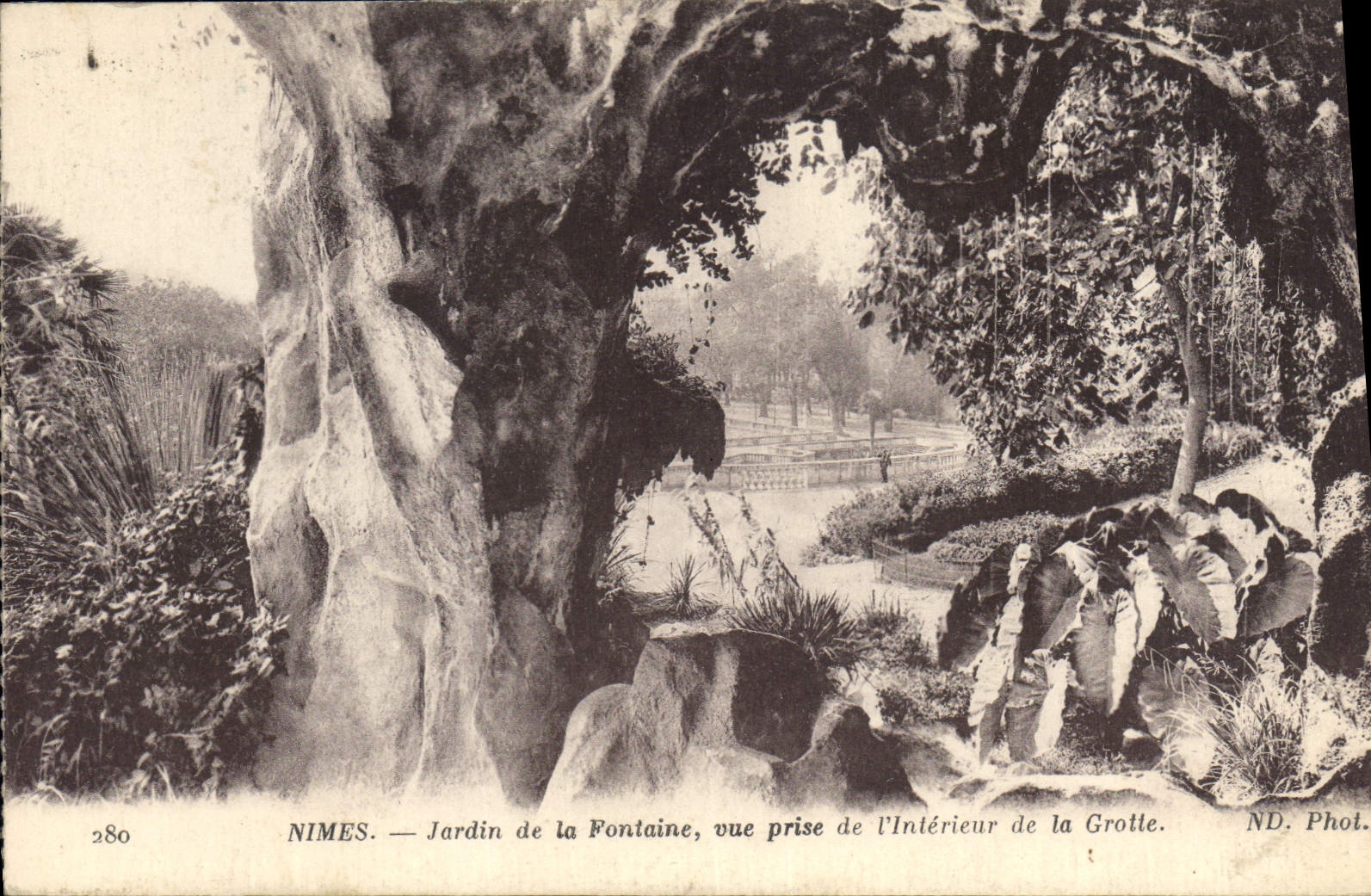 CPA Nimes Jardin de la Fontaine vue prise de l'interieur de la Grotte 