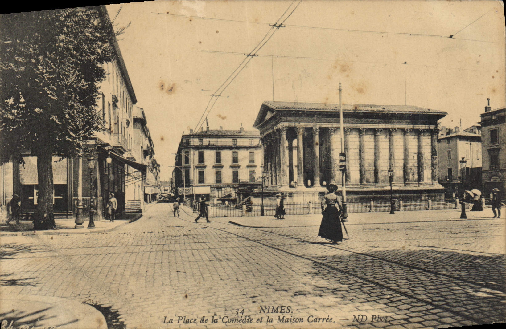 CPA Nimes La Place de la Comedie et la Maison Carree 