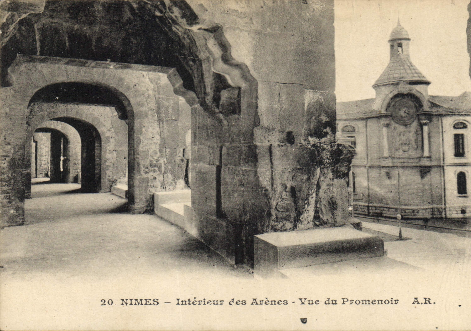 CPA Nimes Interieur des Arenes Vue du Promenoir 