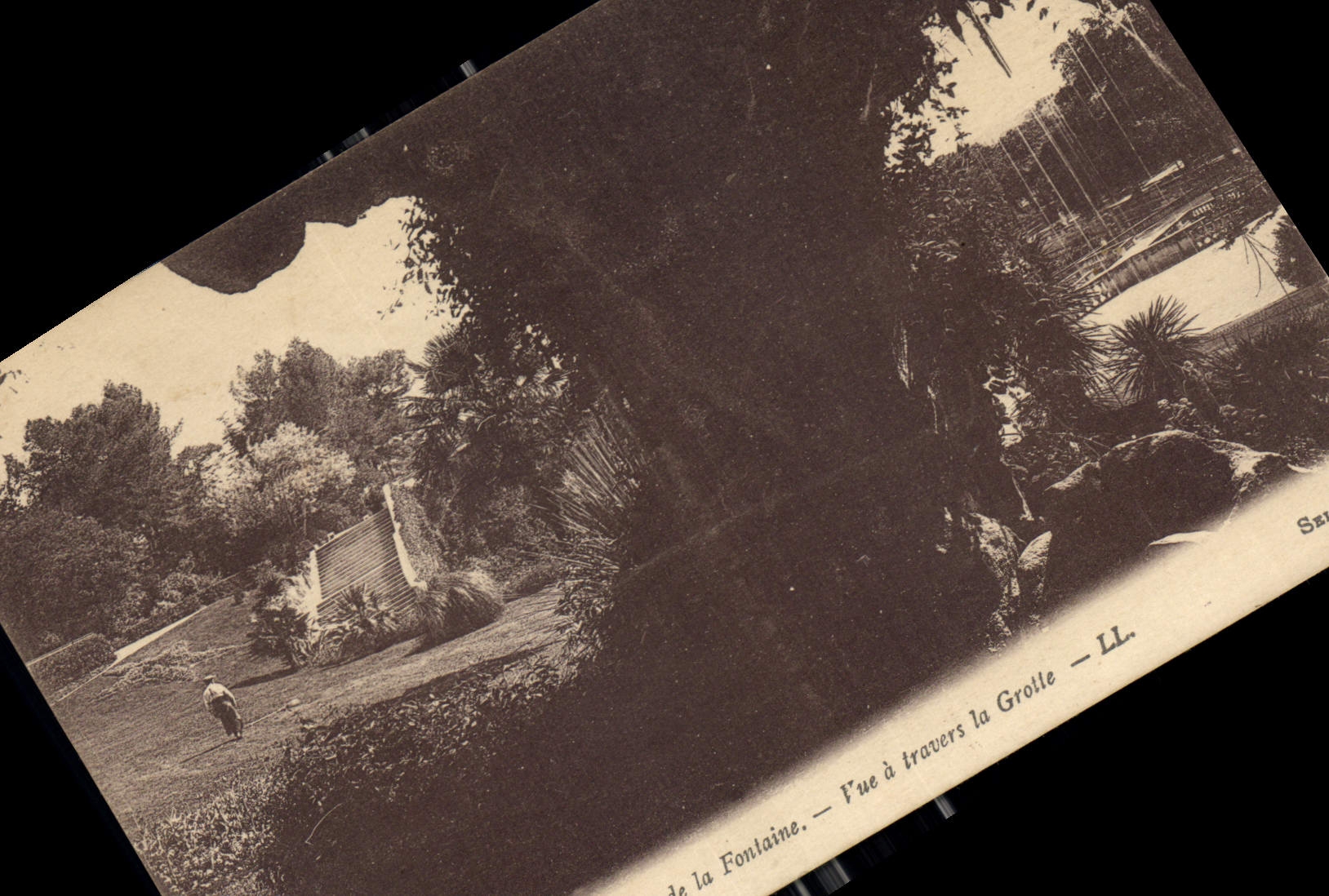 CPA Nimes Jardin de la Fontaine Vue a travers la Grotte 