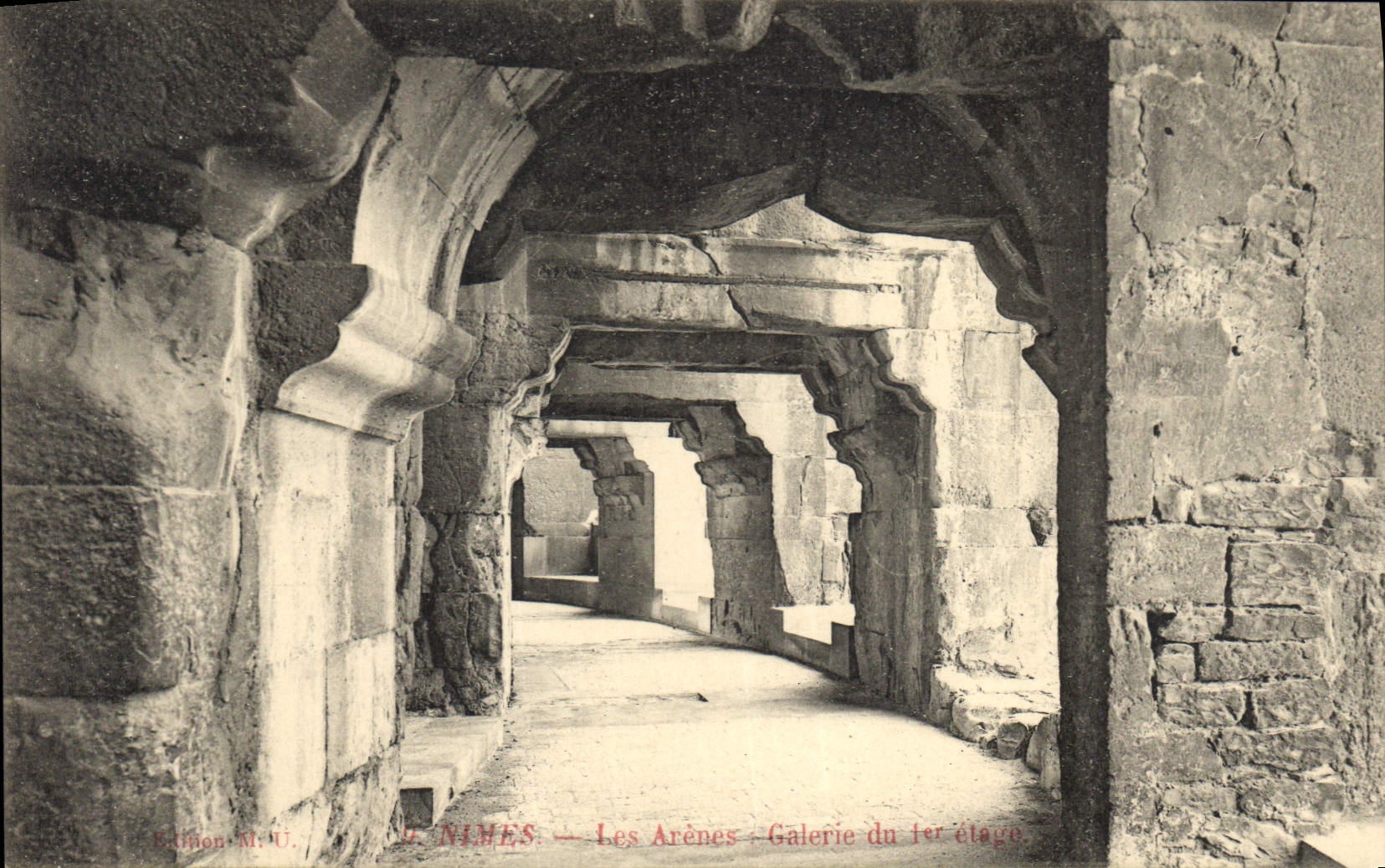 CPA Nimes Les Arenes Galerie du Ier etage