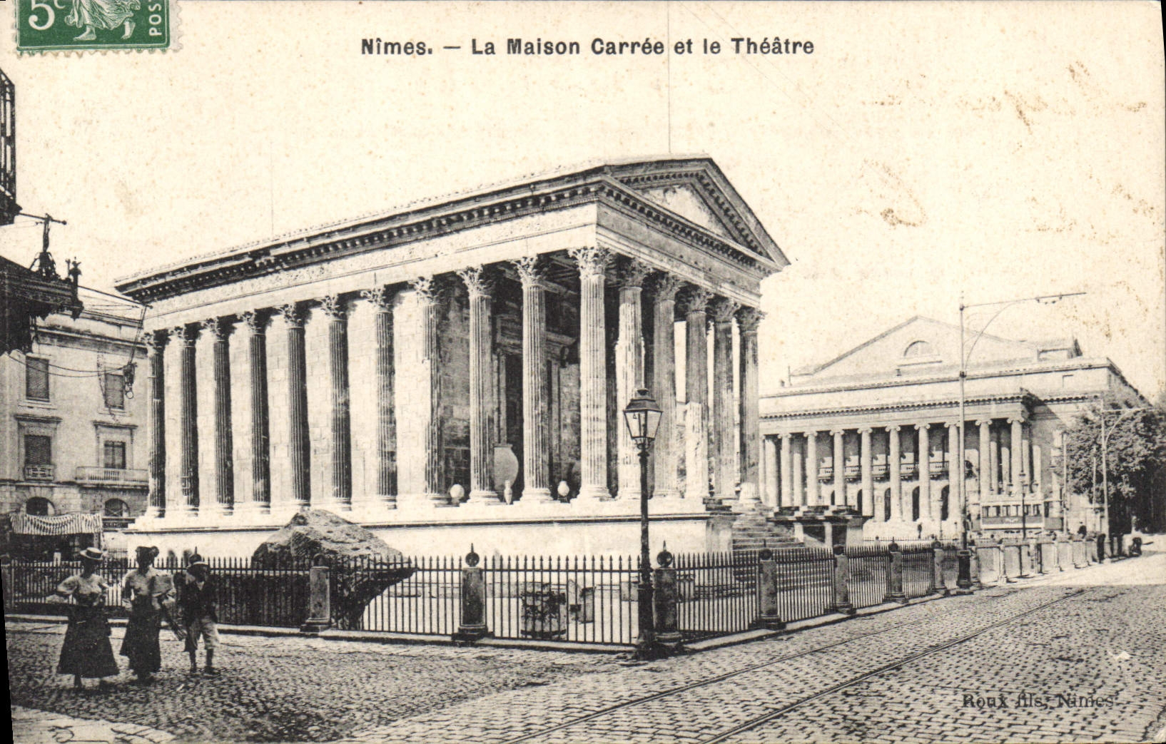 CPA Nimes La Maison Carree et le Theatre 