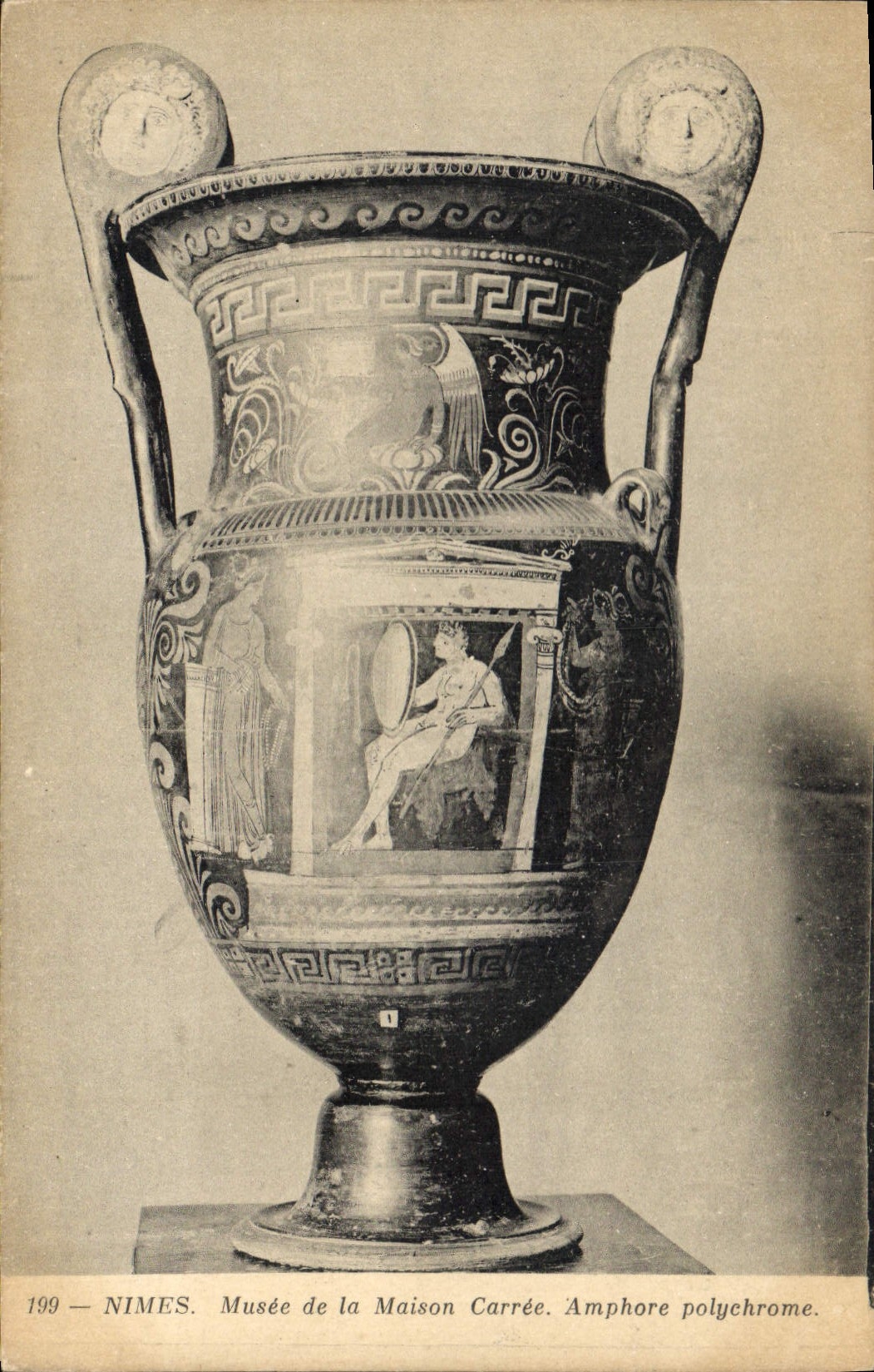 CPA Nimes Musee de la Maison Carree Amphore polychrome