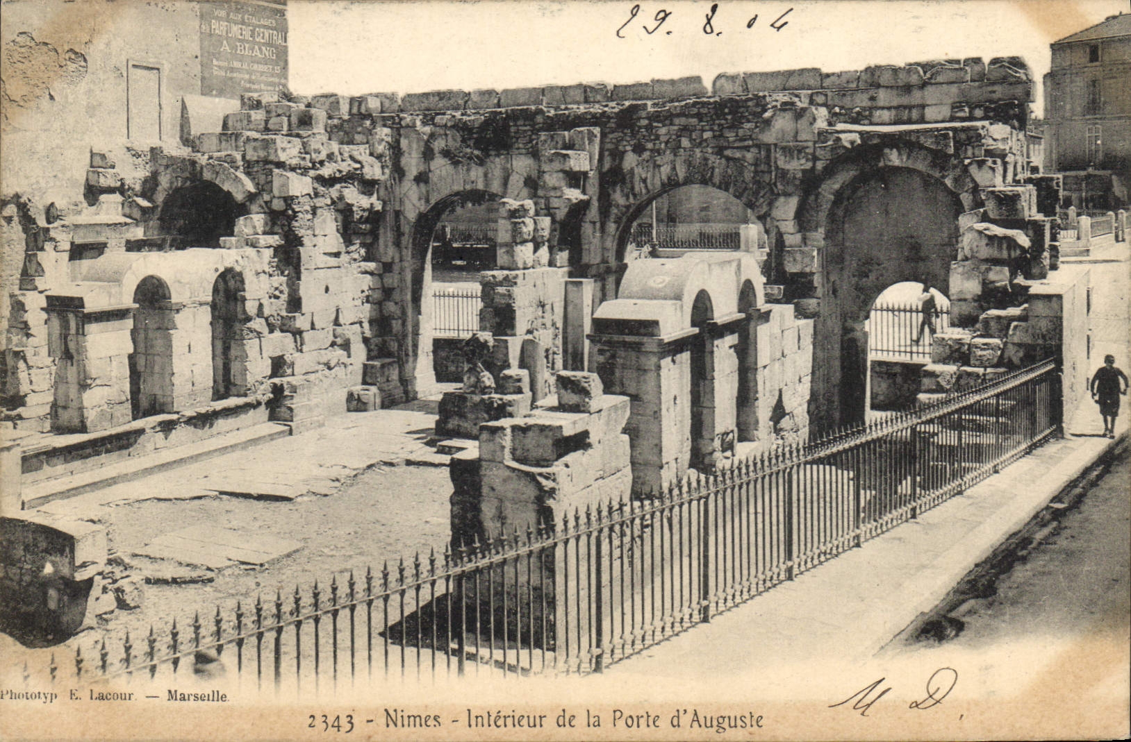CPA Nimes Interieur de la Porte d'Auguste 