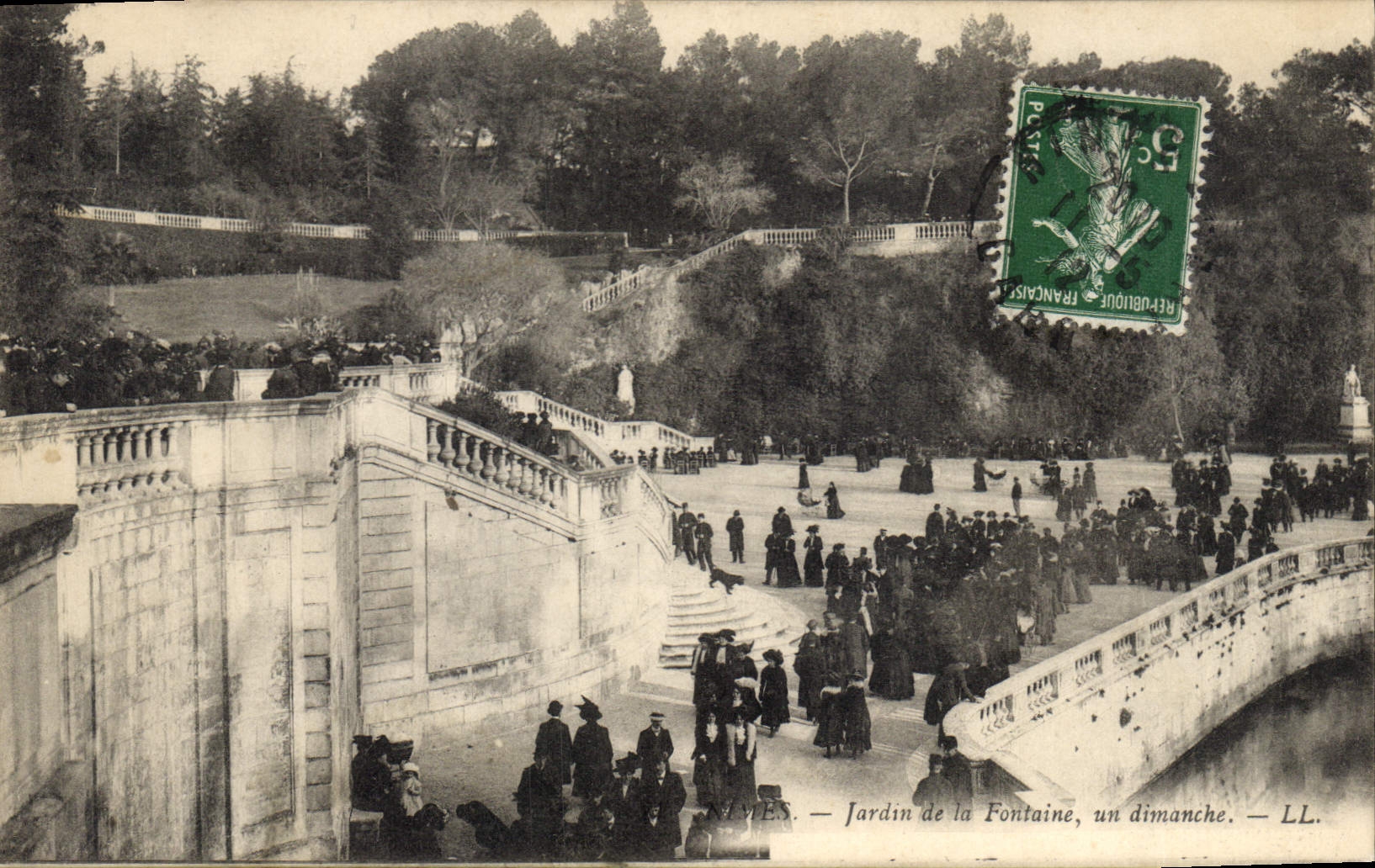 CPA Nimes Jardin de la Fontaine un dimanche