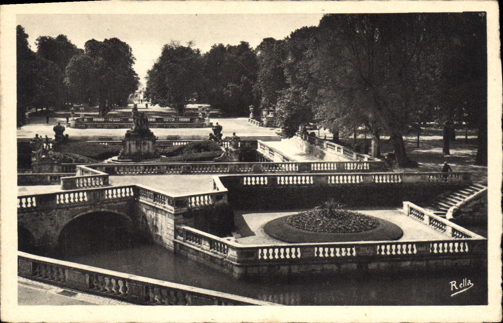 CPA Nimes Gard Jardins de la Fontaine dessines par le Notre au XVIII siecle sur l'emplacement des Th