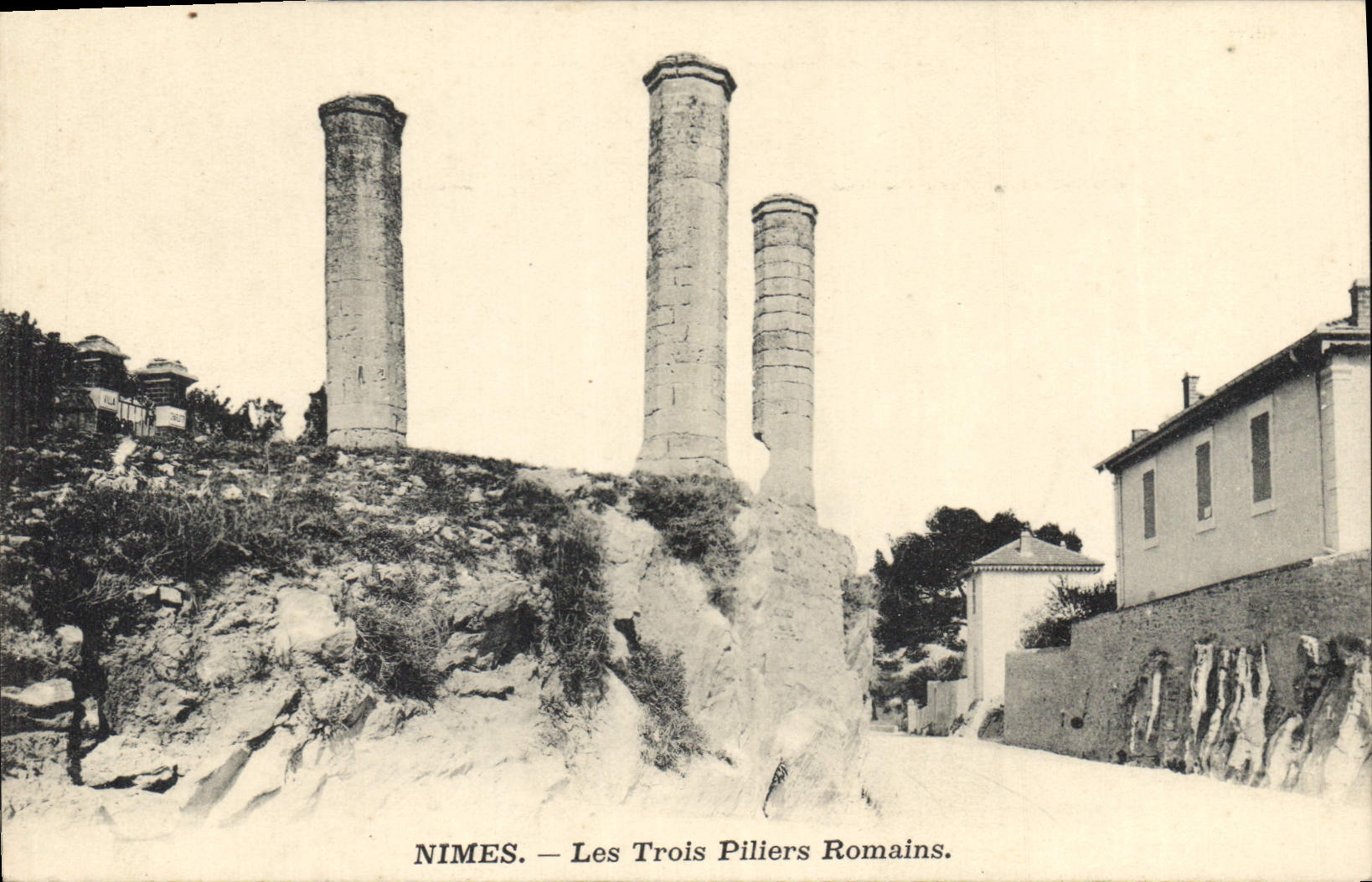 CPA Nimes Les Trois Piliers Romains 