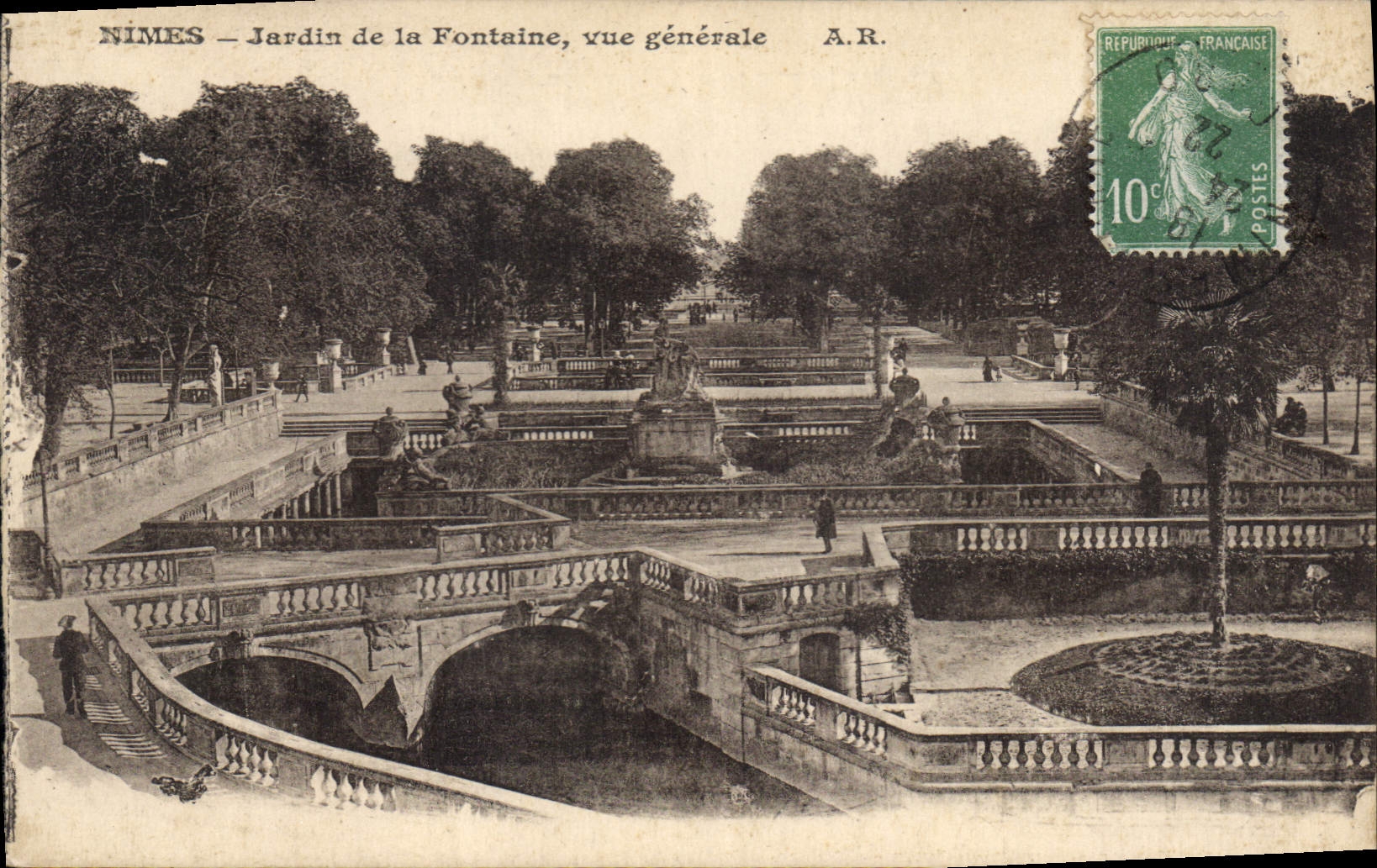 CPA Nimes Jardin de la Fontaine vue genarale 