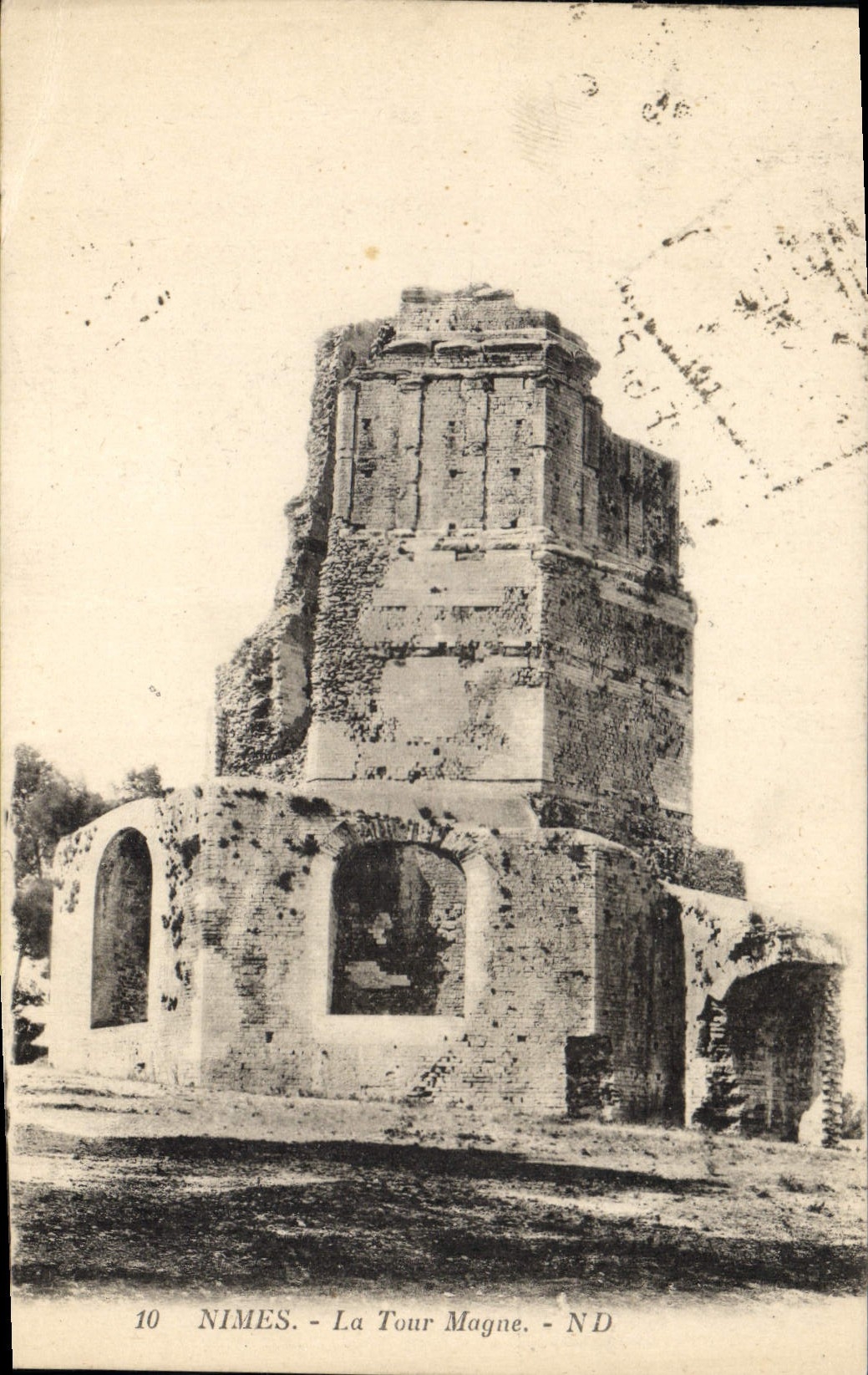 CPA Nimes La Tour Magne 