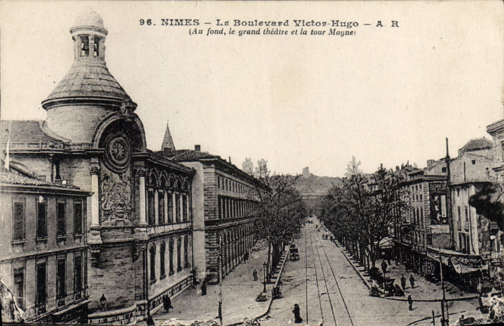 CPA Nimes Le Boulevard Victor Hugo au fond le grand theatre et la tour Magne 