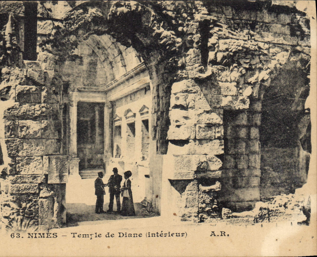 CPA Nimes Temple de Diane interieur 