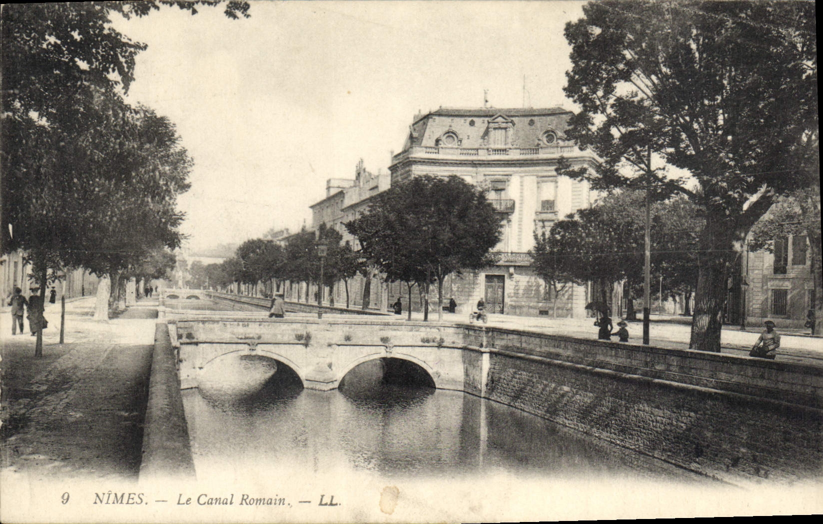CPA Nimes Le Canal Romain 