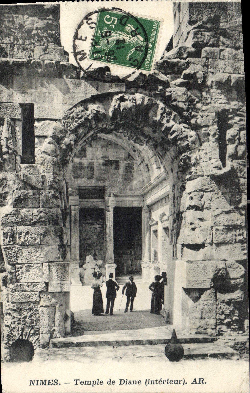 CPA Nimes Temple de Diane interieur 