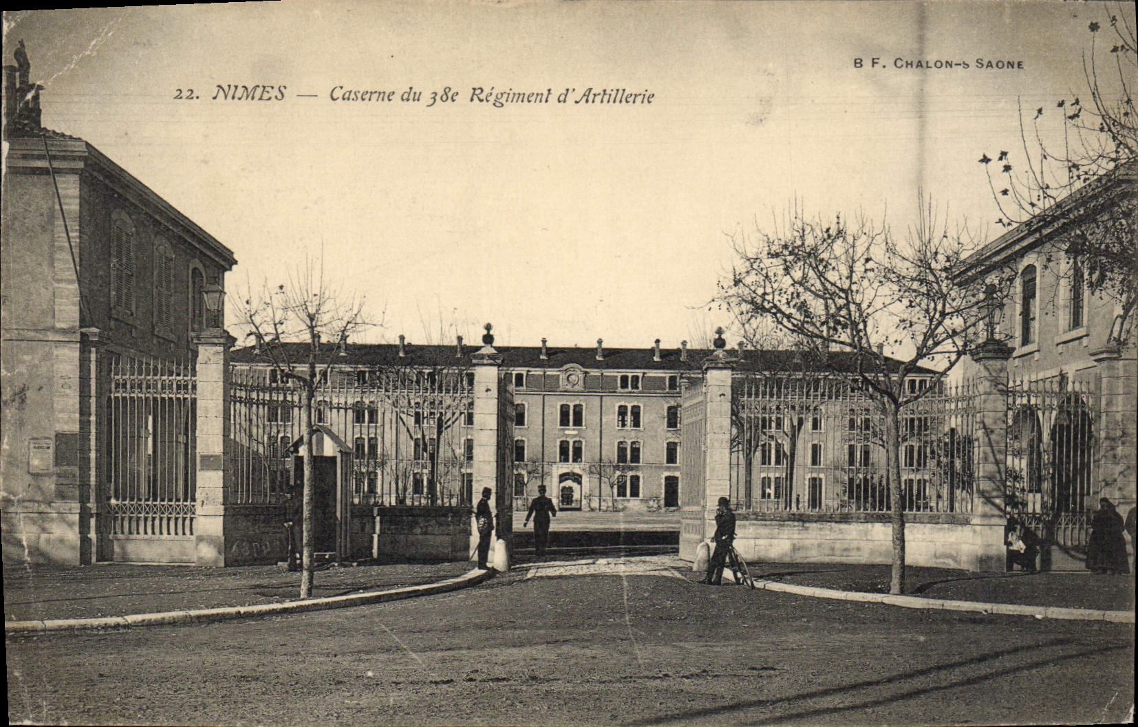 CPA Nimes Caserne du 38 Regiment d'Artillerie Militaria
