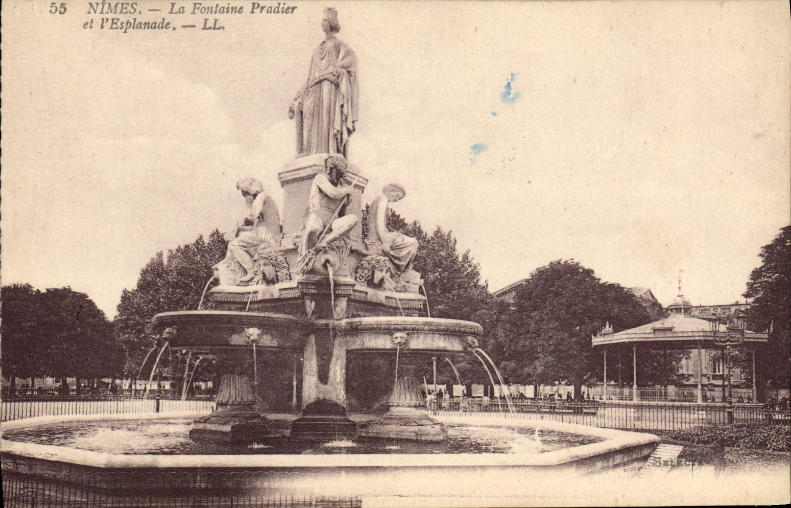 CPA Nimes La Fontaine Pradier et l'Esplanade