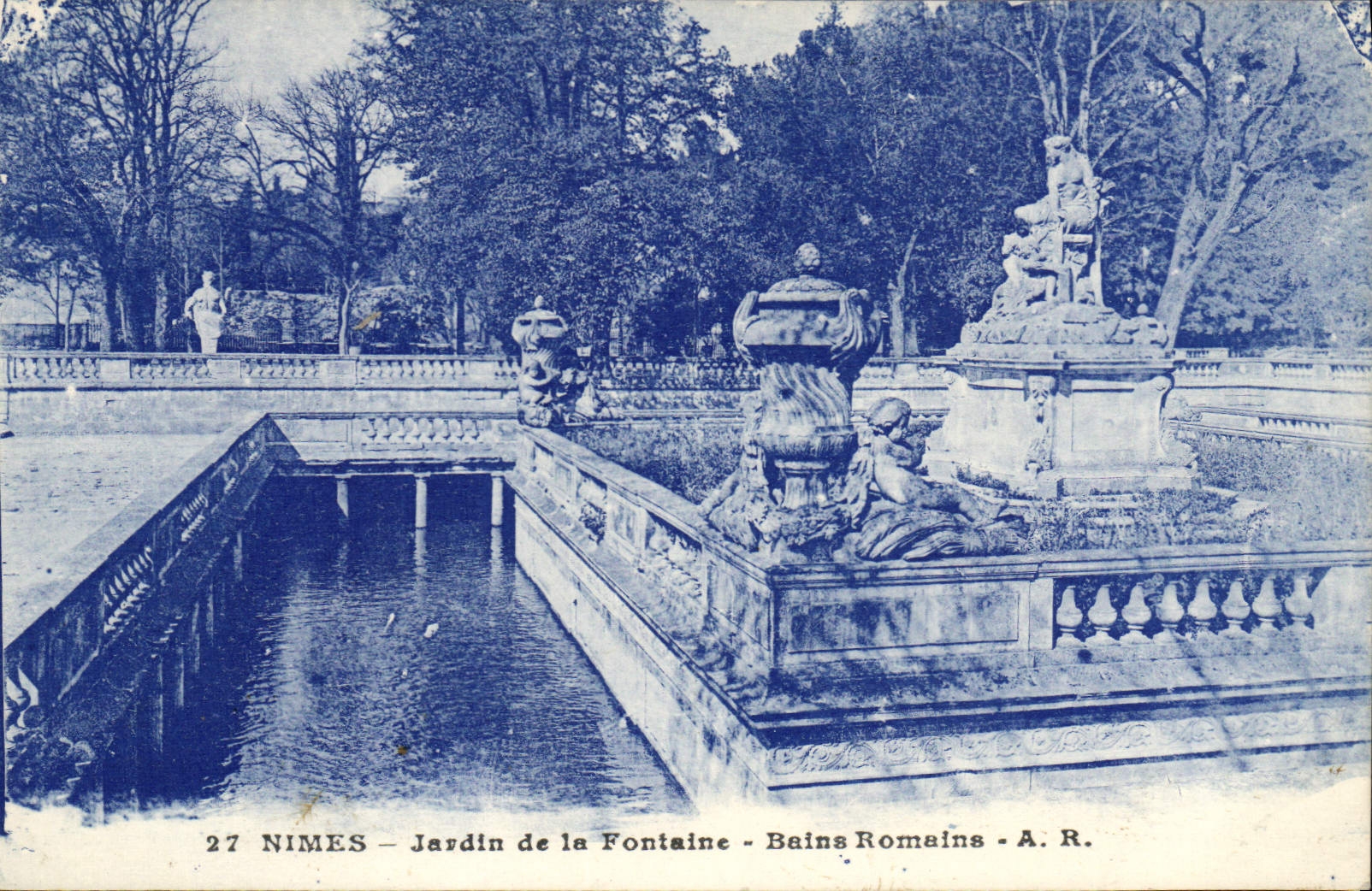 CPA Nimes Jardin de la Fontaine Bains Romains 