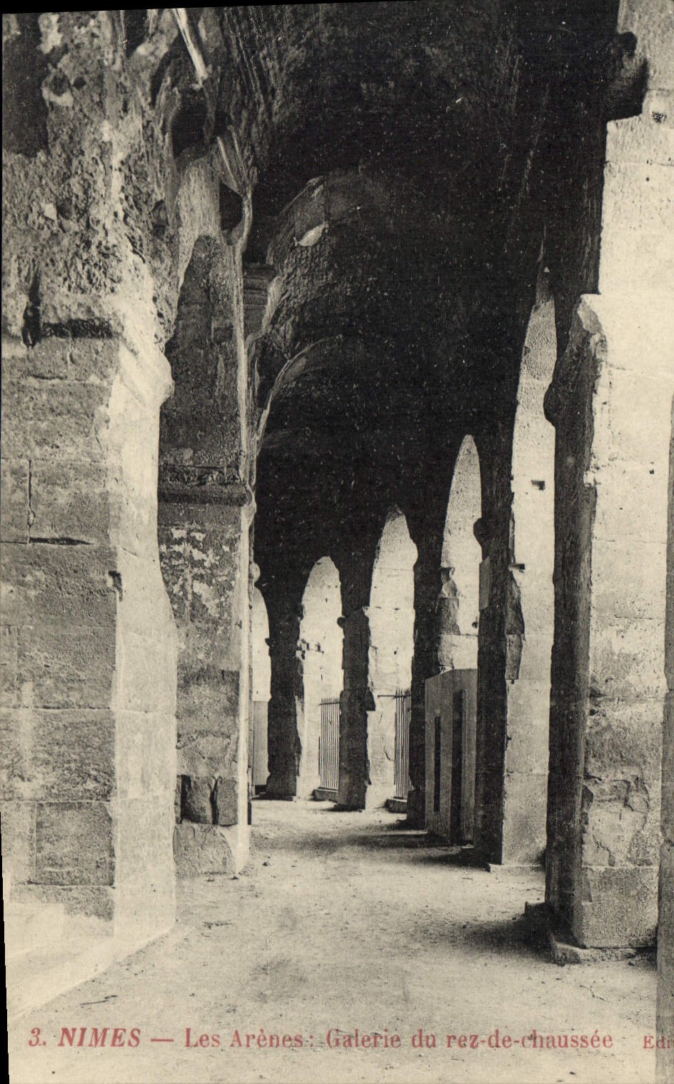 CPA Nimes Les Arenes Galerie du raz chaussee
