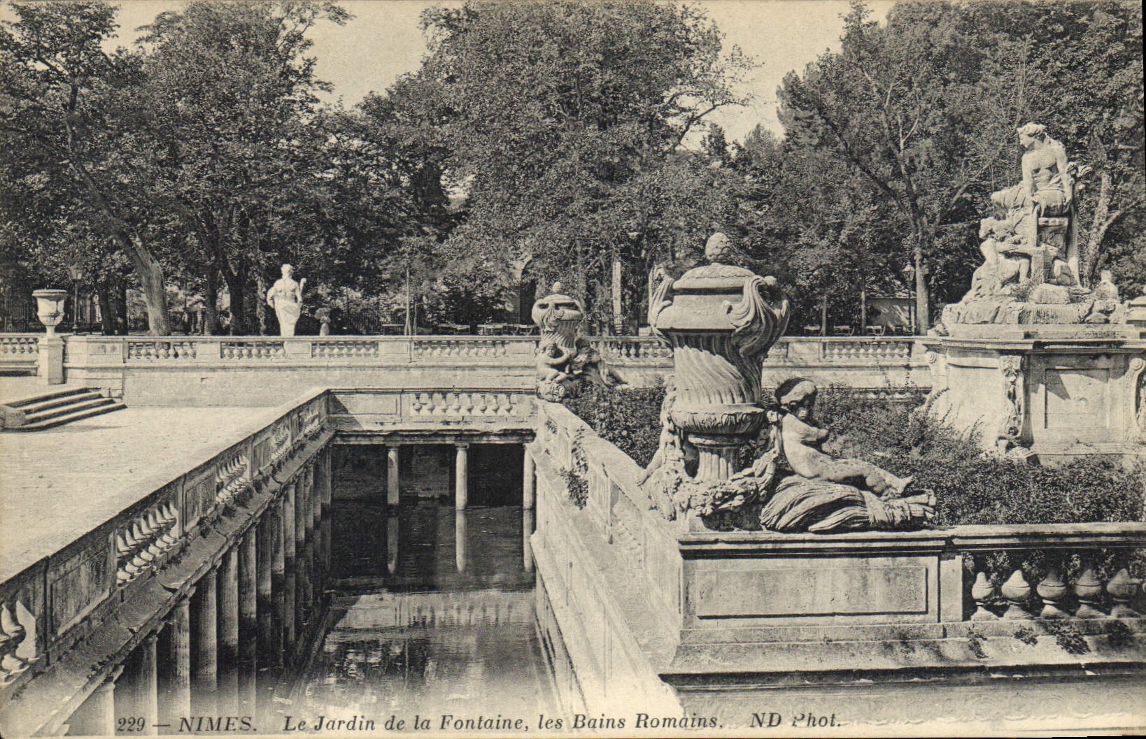 CPA Nimes le jardin de la Fontaine les Bains Romains