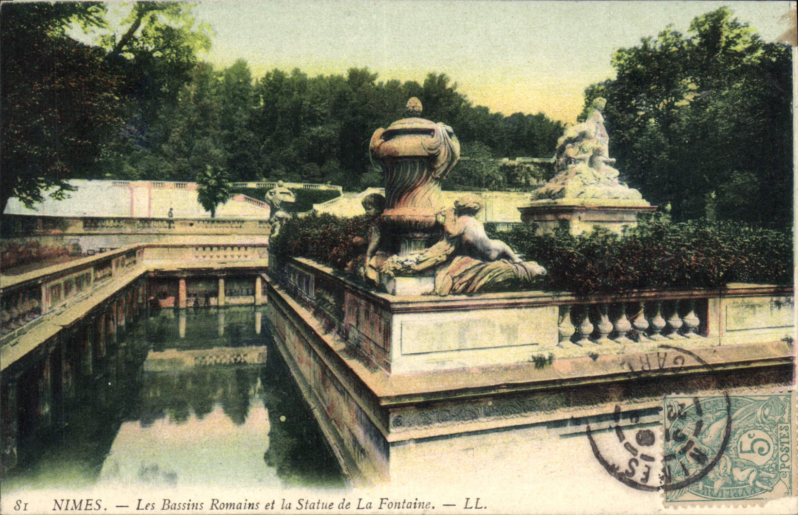 CPA Nimes les Bassins Romains et la statue de la Fontaine