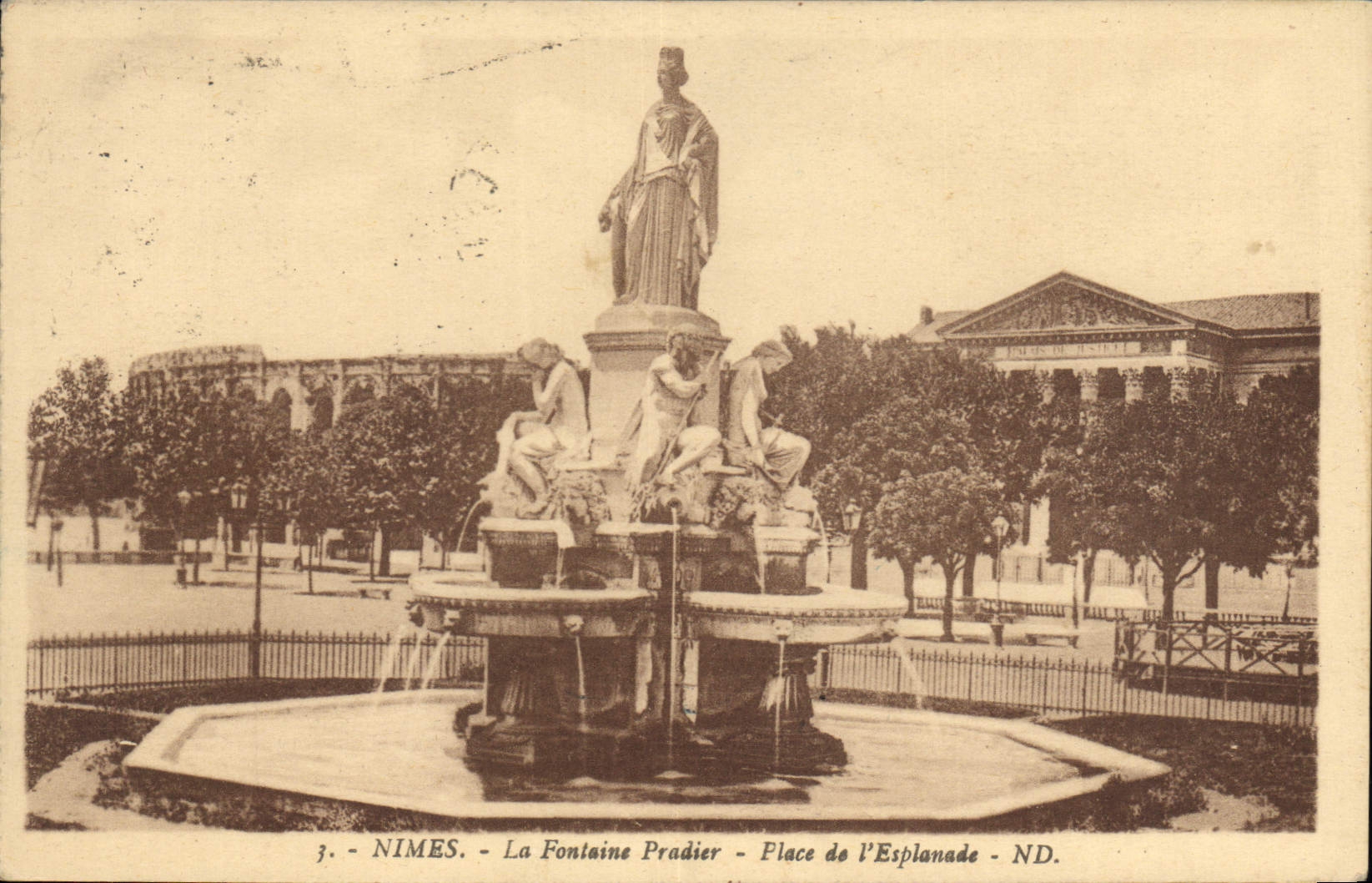 CPA Nimes la Fontaine Pradier Place de la l'Esplanade 