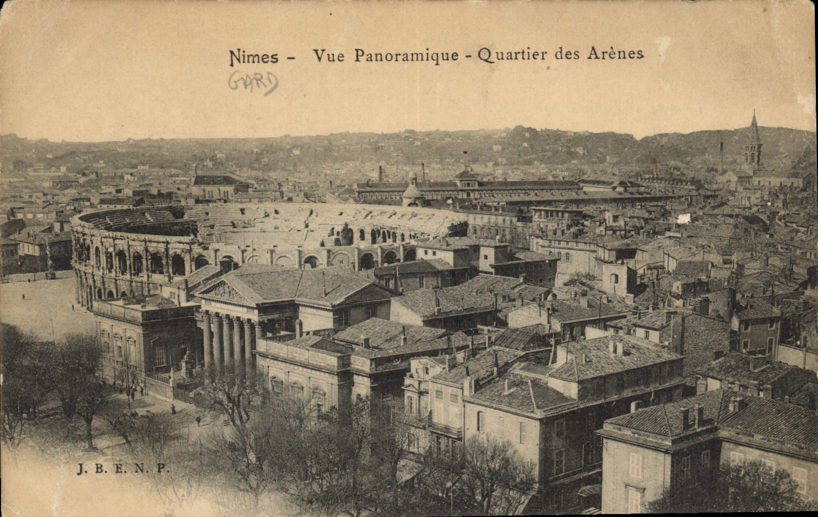 CPA Nimes vue panoramique Quartier des Arenes 