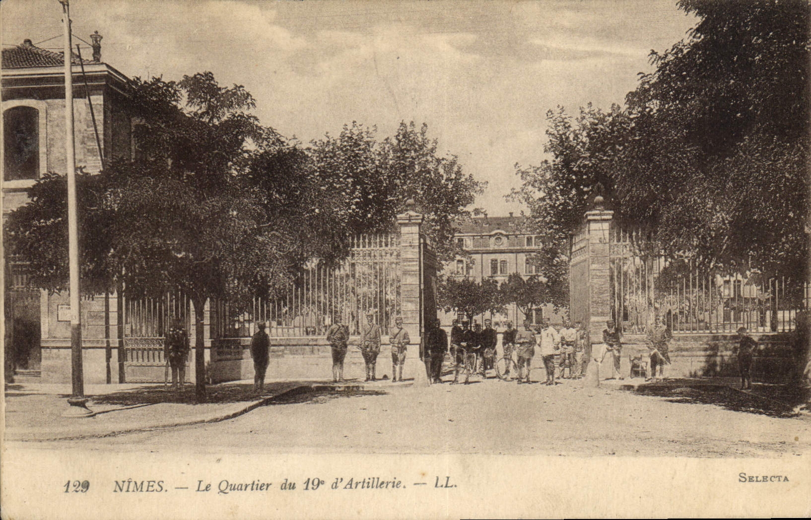 CPA Nimes le Quartier du 19e d'Artillerie 