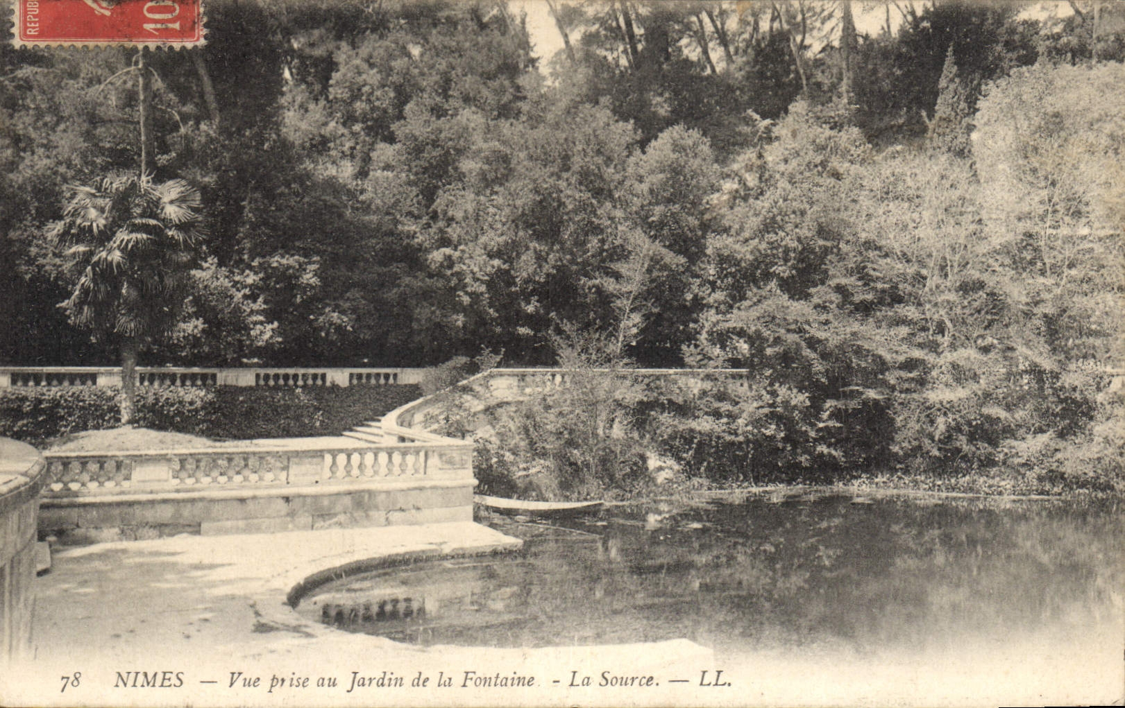 CPA Nimes vue prise au jardin de la Fontaine la Source 