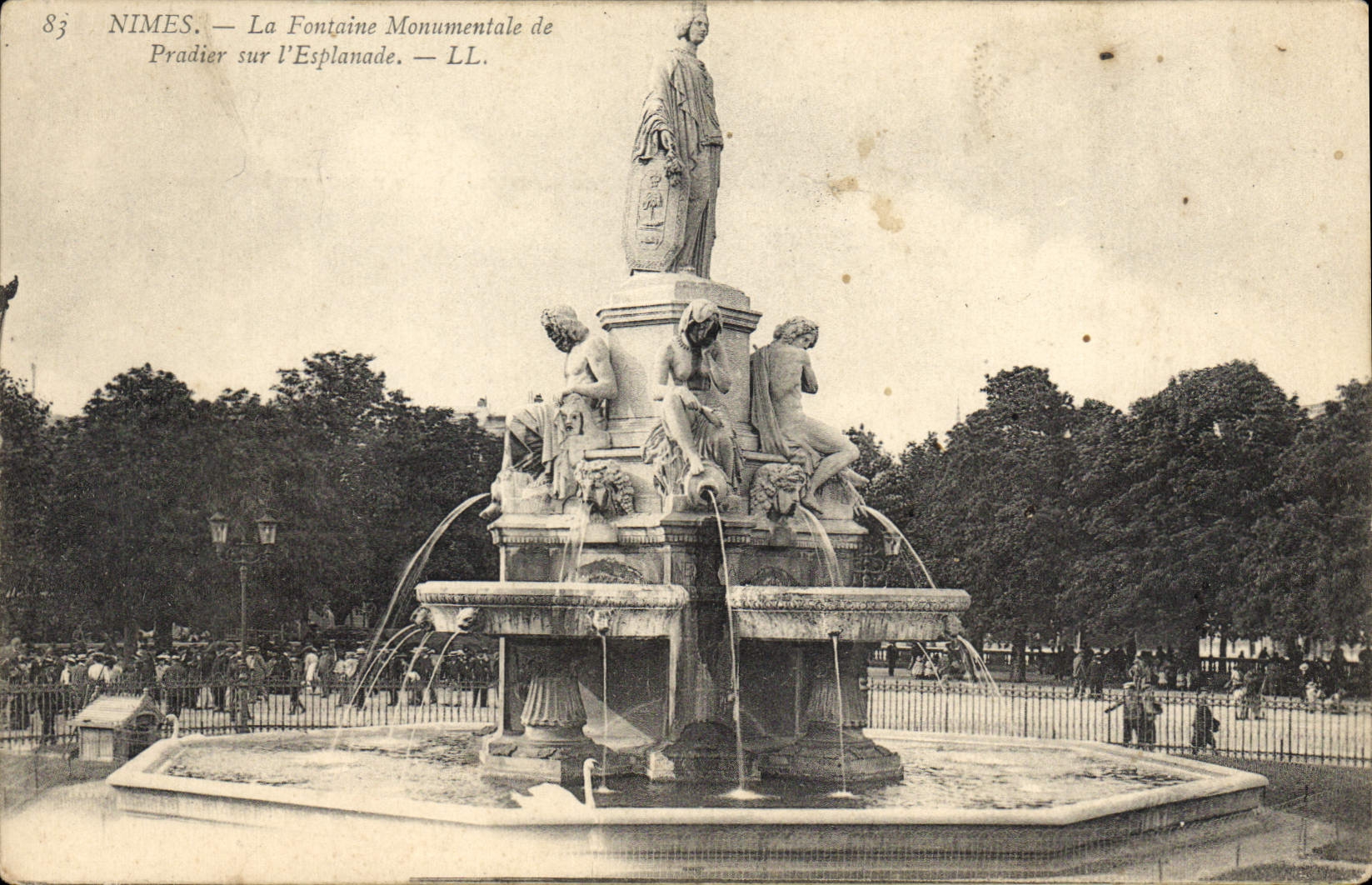 CPA Nimes la Fontaine Monumentale de Pradier sur l'Esplanade