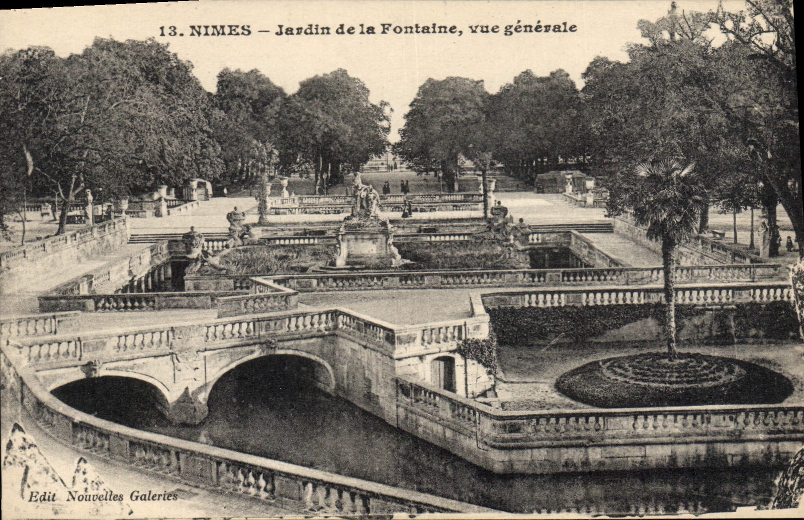 CPA Nimes Jardin de la Fontaine vue generale 