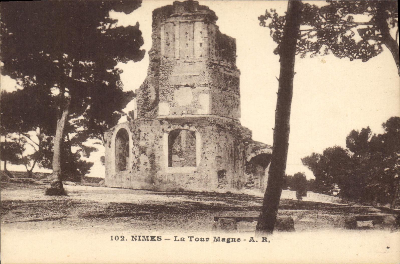 CPA Nimes la Tour Magne 
