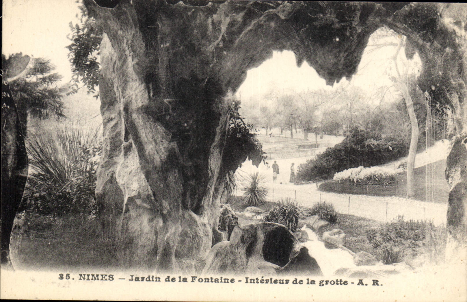 CPA Nimes Jardin de la Fontaine interieur de la grotte 