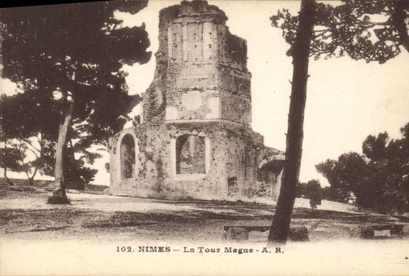 CPA Nimes la Tour Magne 