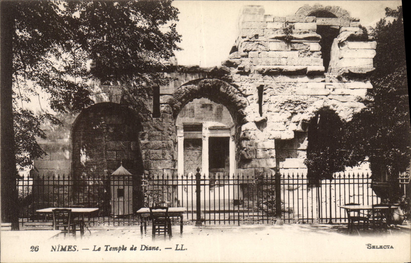 CPA Nimes le Temple de Diane 