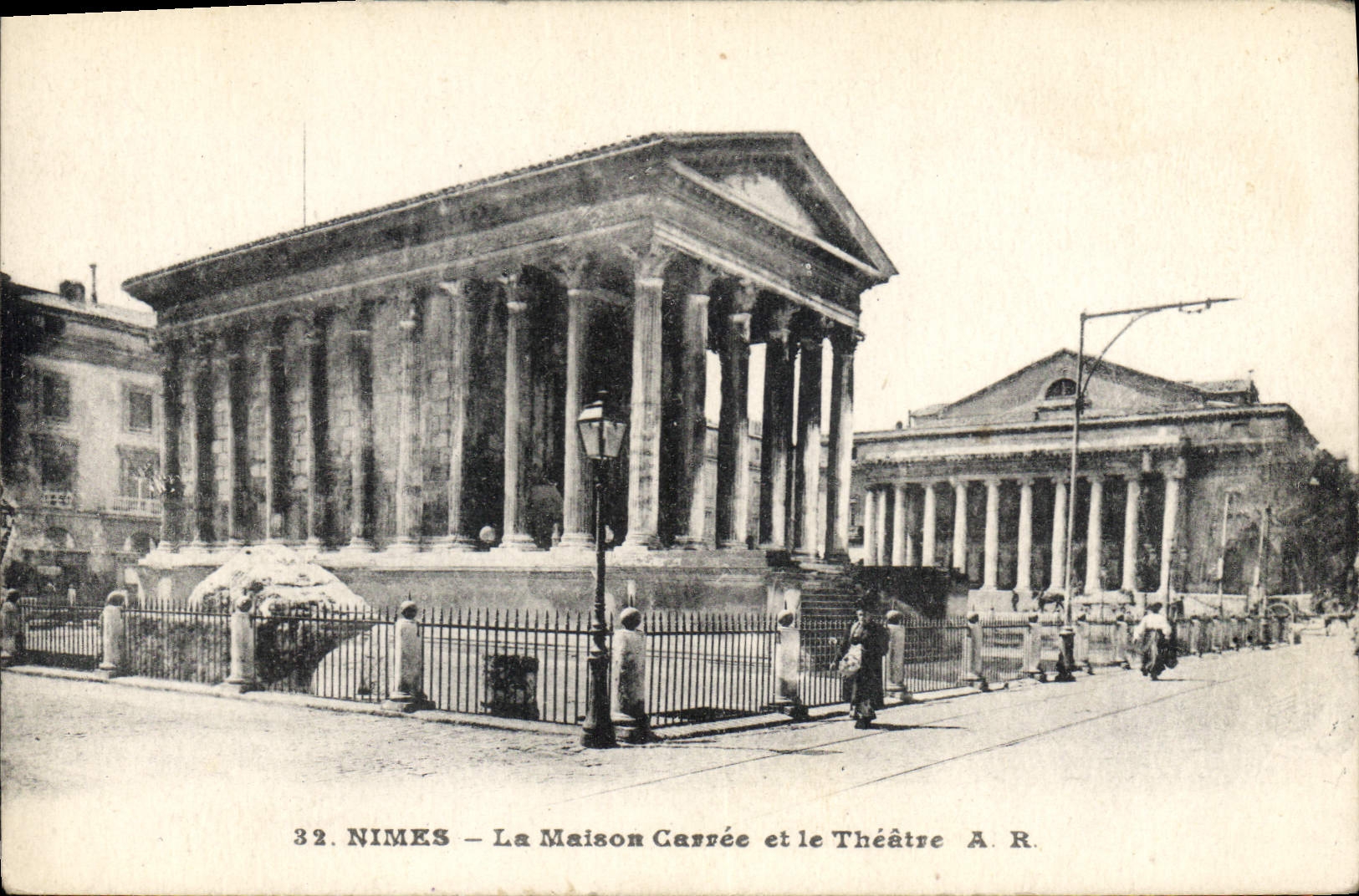 CPA Nimes la Maison Carree et le Theatre 