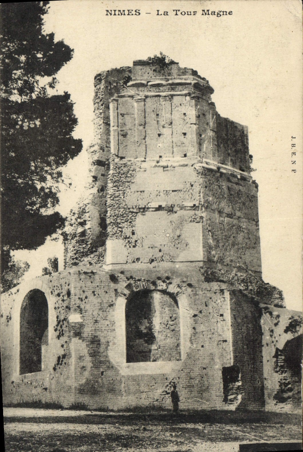 CPA Nimes la Tour Magne 