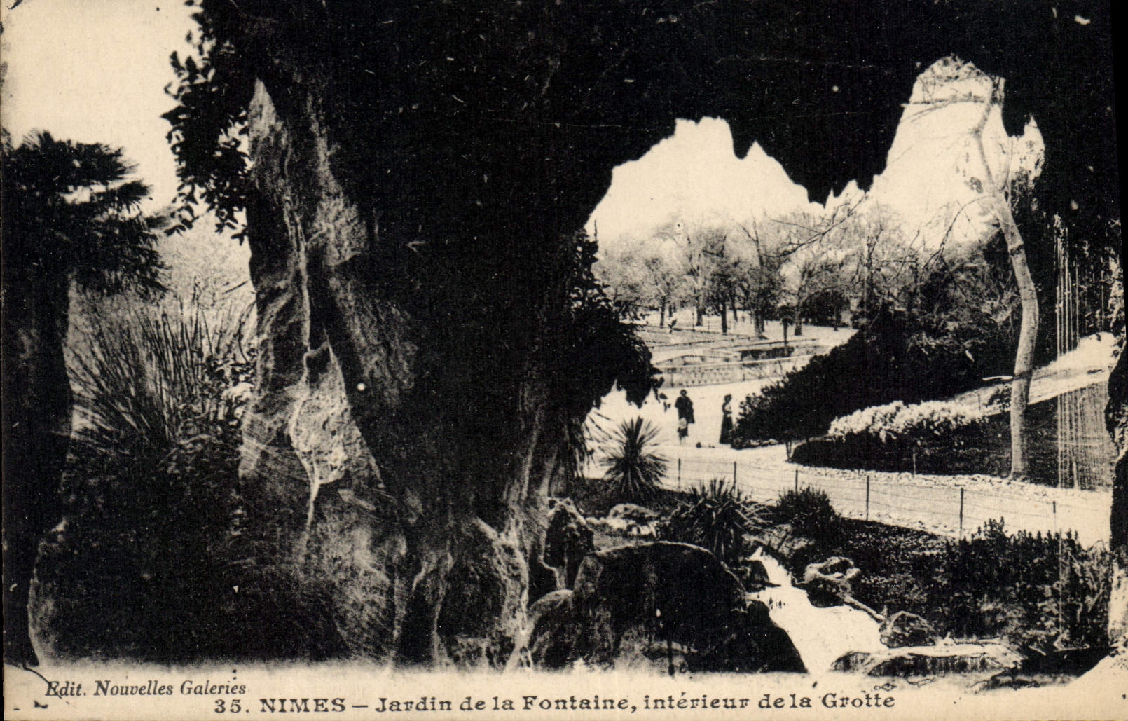 CPA Nimes Jardin de la Fontaine interieur de la Grotte 